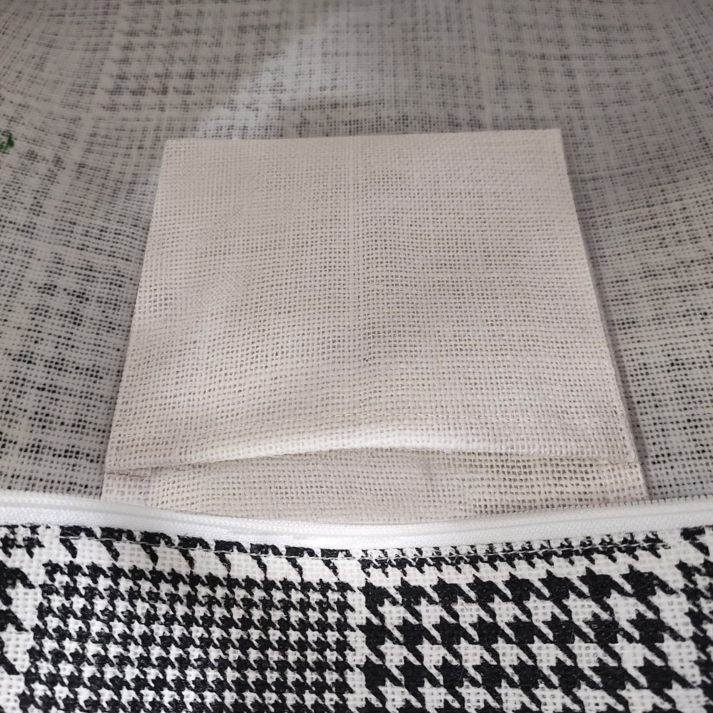 GEOMETRIC HOUNDSTOOTH STRIPESWITH ZIPPER AND OPEN POCKET INSIDE