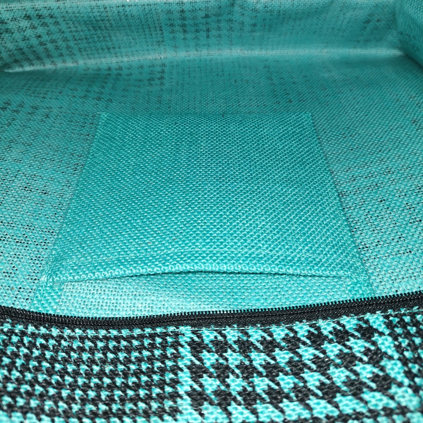 GEOMETRIC HOUNDSTOOTH STRIPESWITH ZIPPER AND OPEN POCKET INSIDE