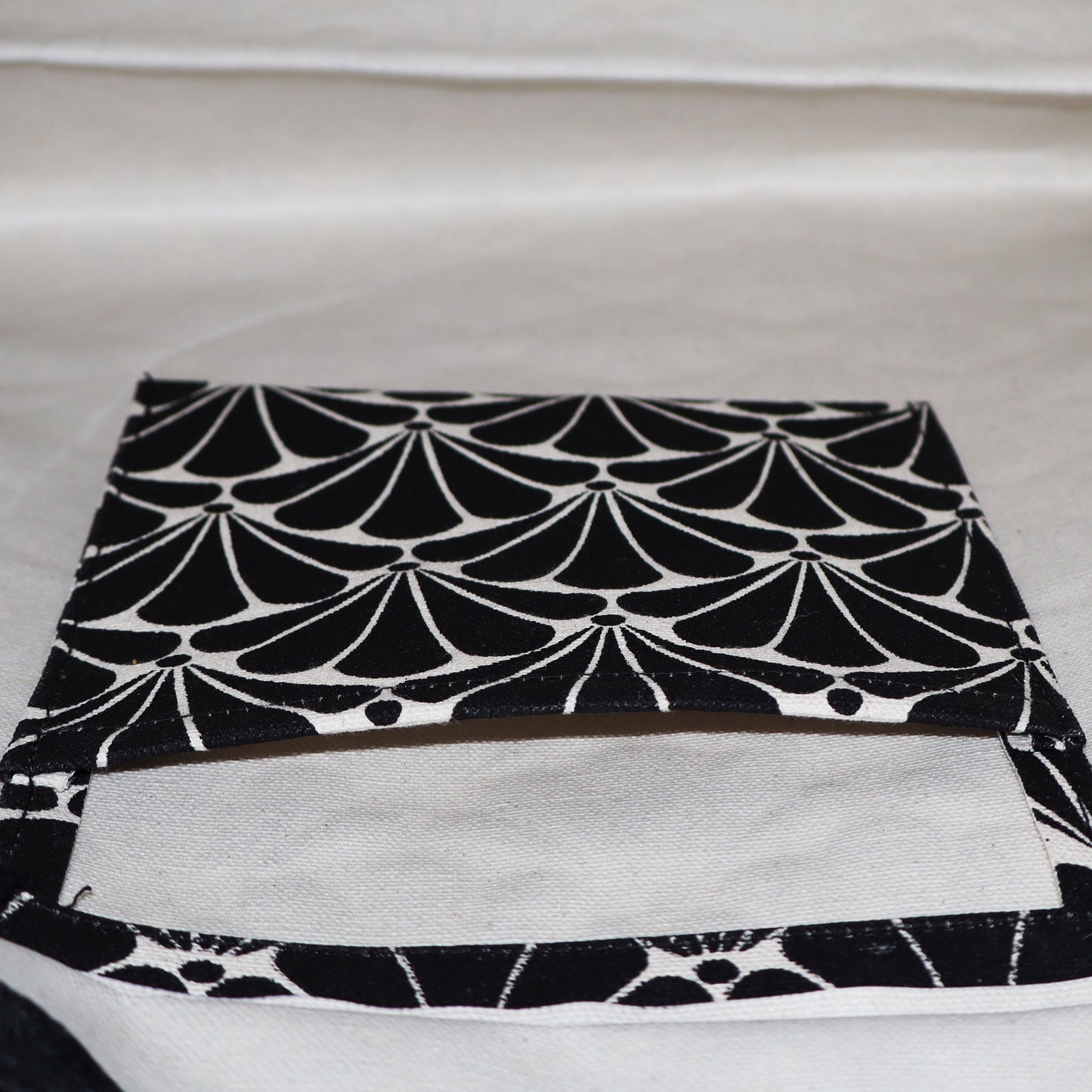NOIR BLOOM TOTE: CLASSIC MEETS CONTEMPORARY