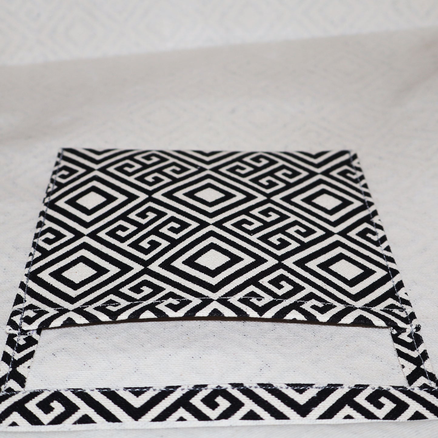 METRO GRID CANVAS BAG : BOLD GEOMETRY. EVERYDAY FUNCTION.