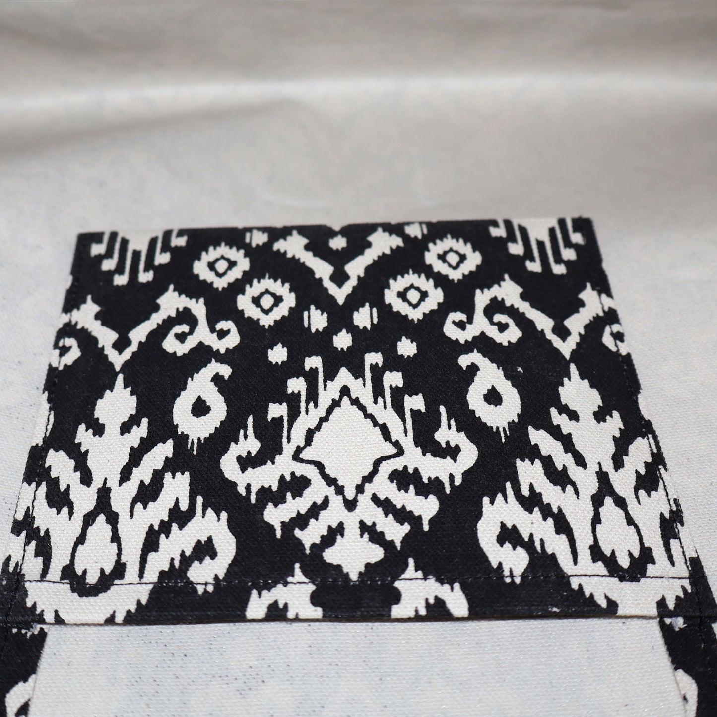 ORNATE NOIR SHOPPING BAG ELEGANCE IN EVERY DETAIL.