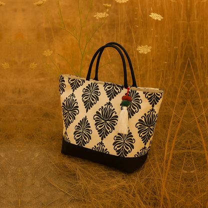 THE VINTAGE GRACE CANVAS TOTE BLENDS TIMELESS STYLE WITH DAILY FUNCTIONALITY